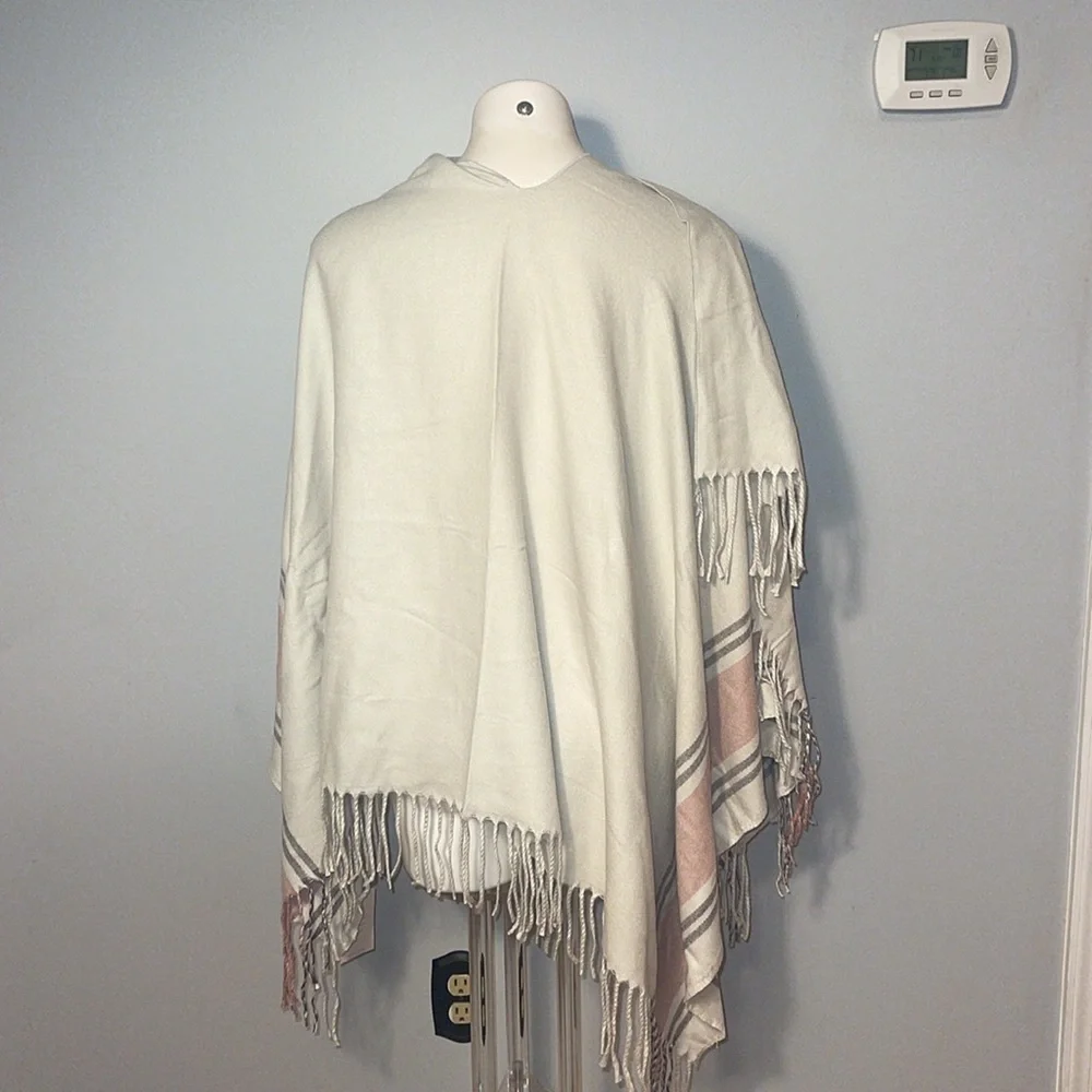 Siizu Causebox Collaboration NWT ladies 100% Viscose fringe wrap.